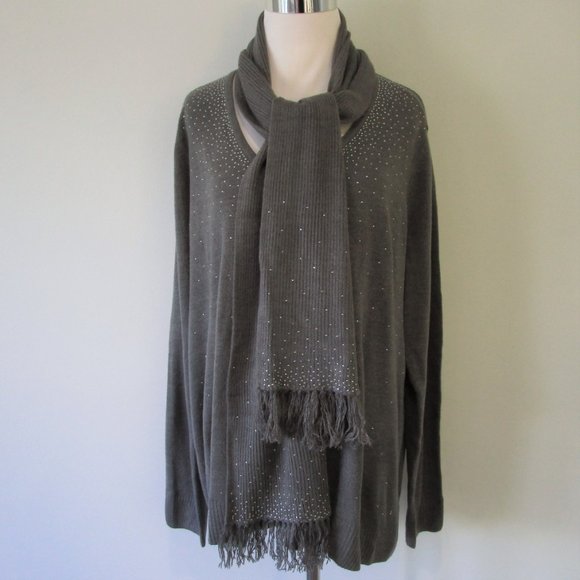 💕 NWT Gray Rhinestone Embellished Sweater Scarf Set - Picture 2 of 11